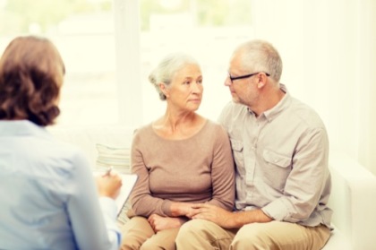 Altenberaterin im Gespräch mit zwei Senioren
